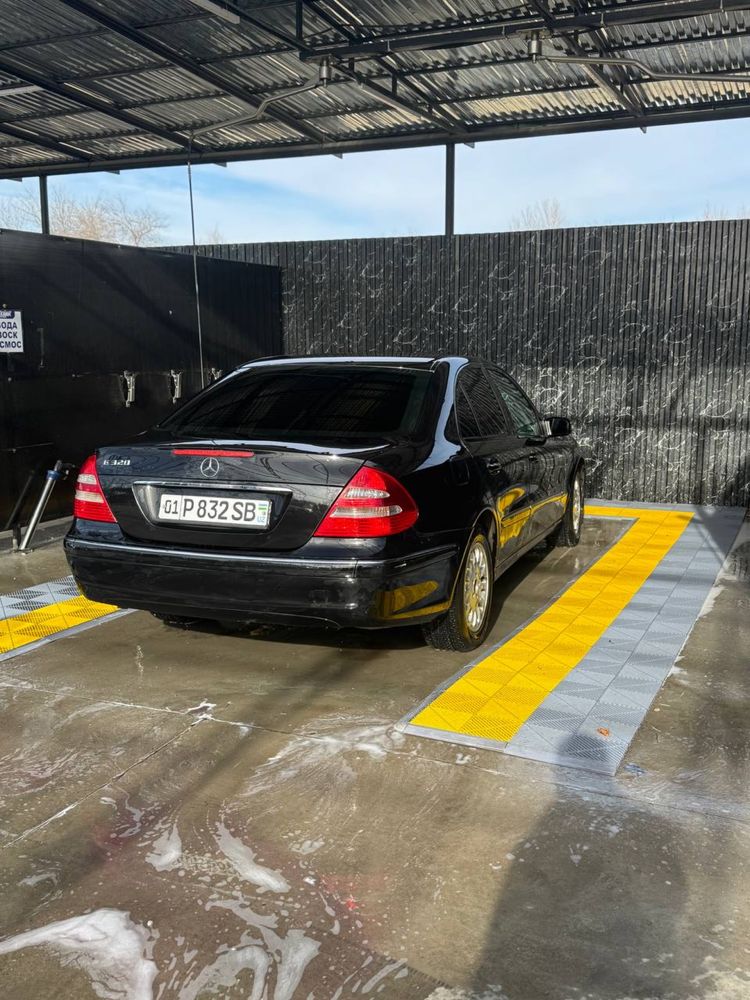 Mersedessbens W211 yili 2003. Нархи 11850