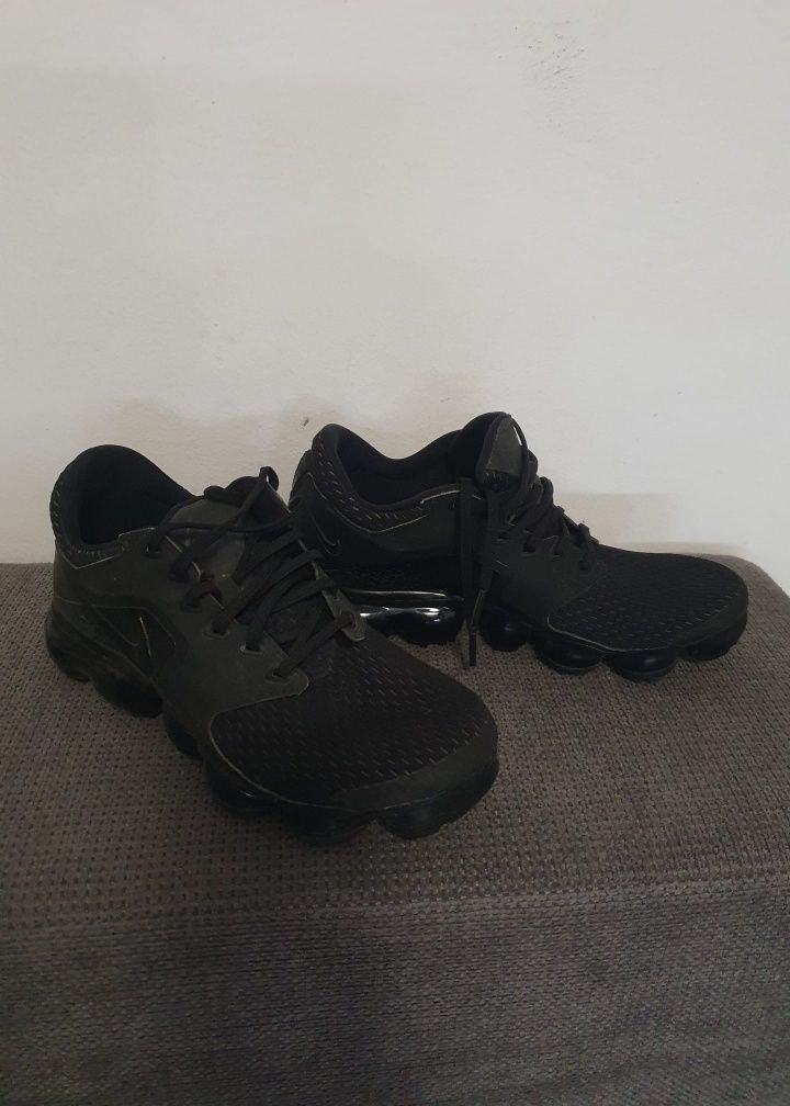 Vând adidași Nike Air VaporMax