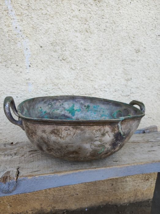 Vas de alamă placat cu argint coroana regelui ,,S,,