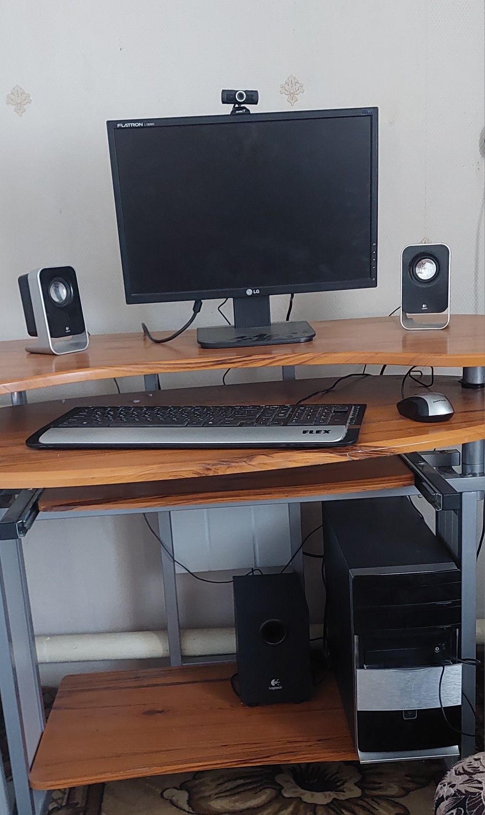 Компьютерный стол и пк