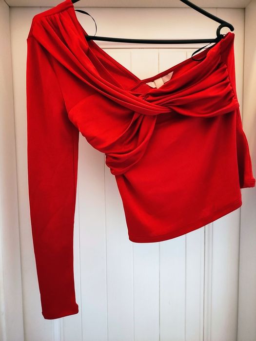 Top  drapat cu un umar gol