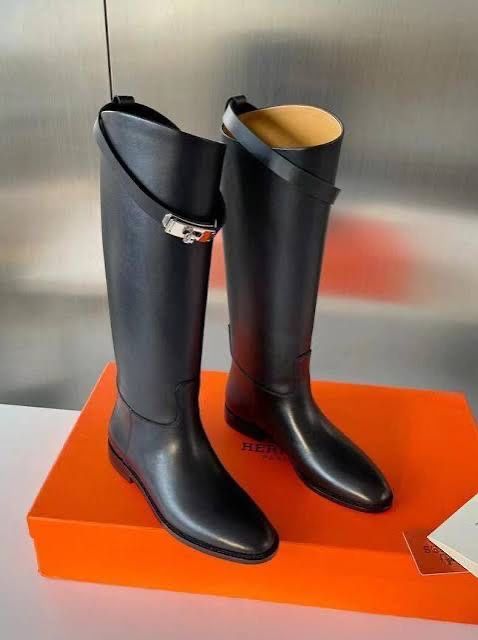 Продам зимние женские сапоги под He*mes