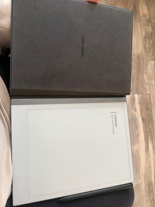 Vand tableta reMarkable cu tot cu marker tips+creion+husa