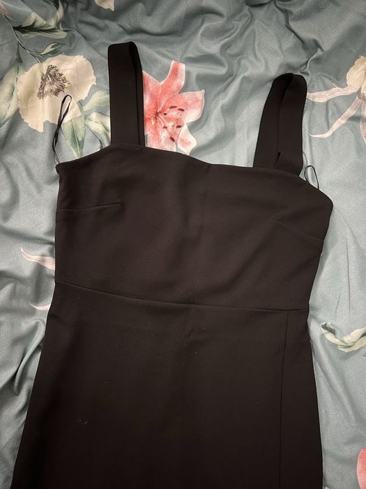 Черное мини платье с вырезом