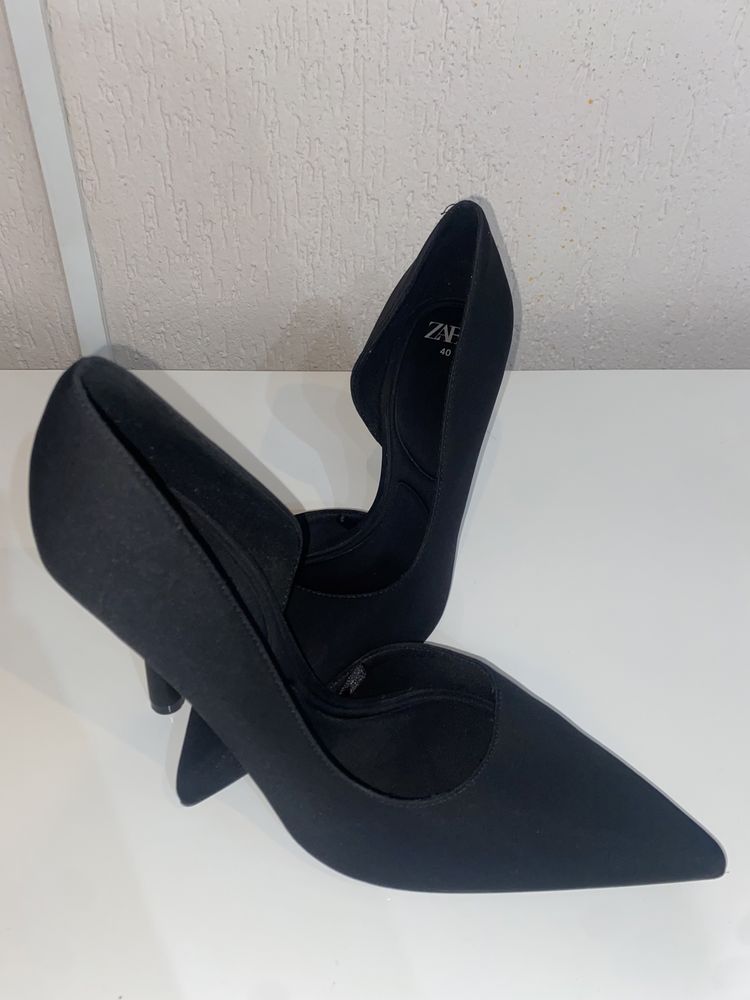 Pantofi cu toc model asimetric