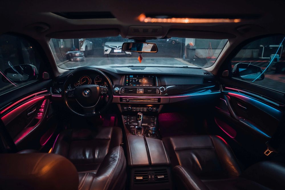 Lumini ambientale BMW Seria 5 F10 trimuri dedicate control aplicatie