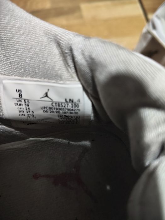 Adidași de vânzare