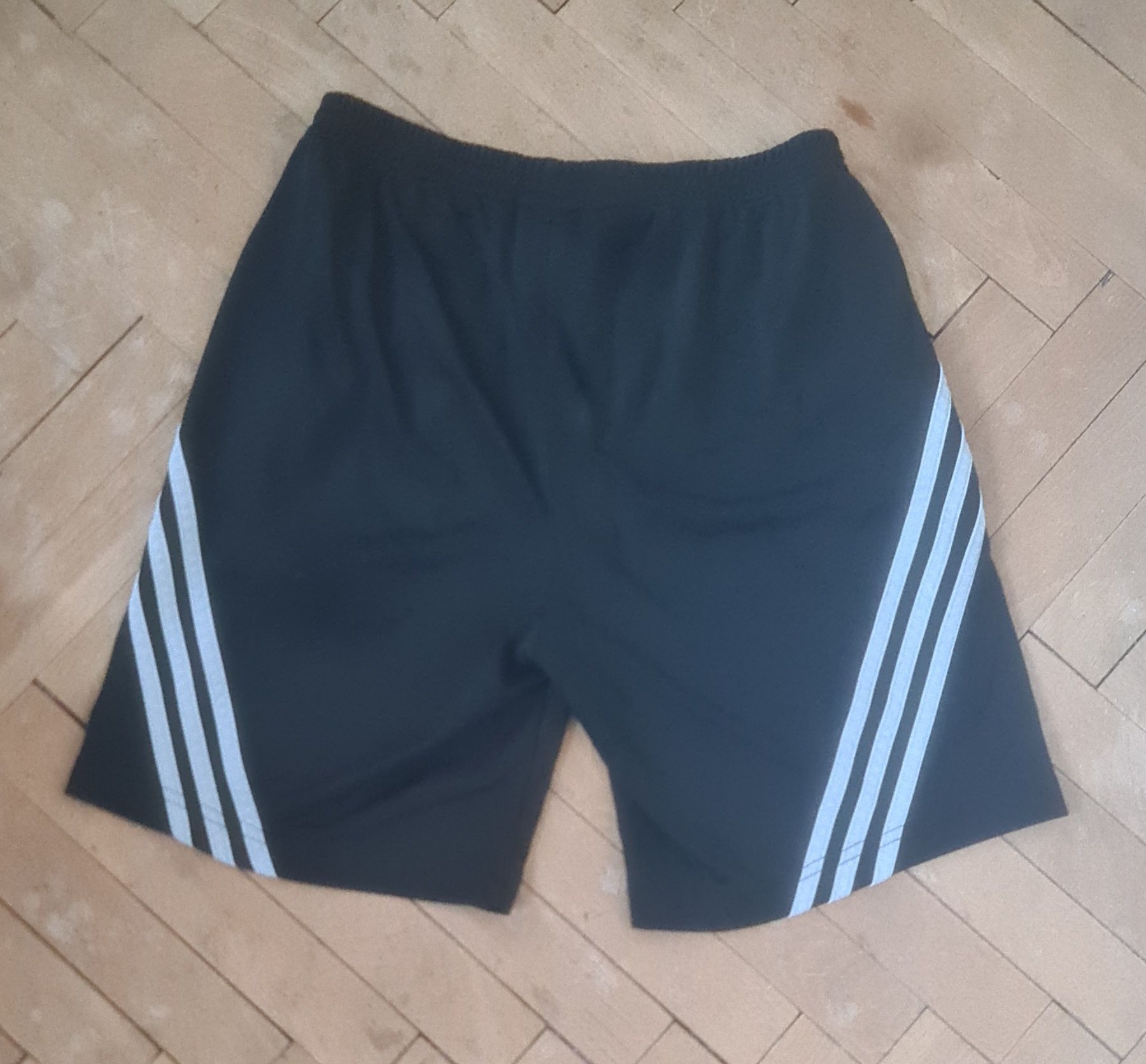 Къси панталони на Adidas