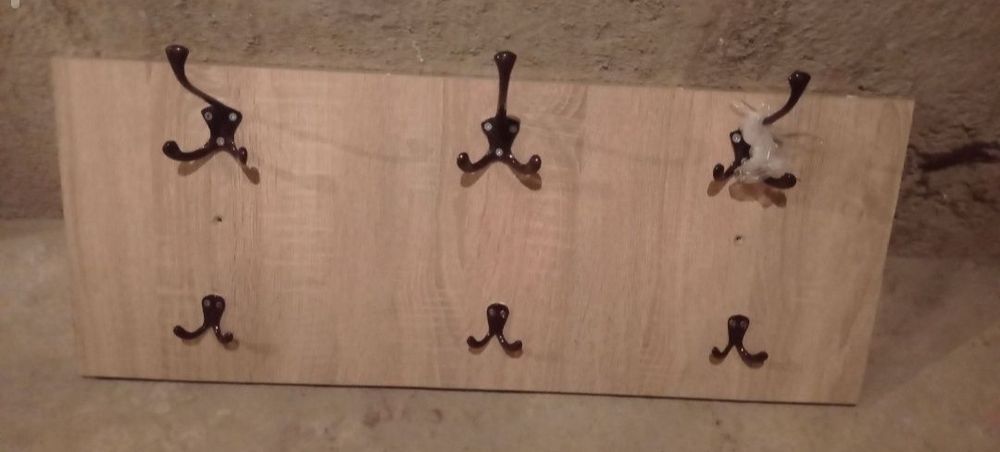 De vînzare un cuier de perete pentru haine cu dimensiuni de 75x30 cm.