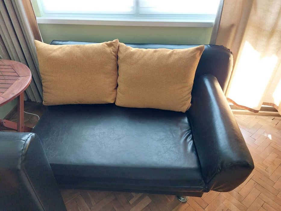Продавам ъглов кожен диван + холна маса