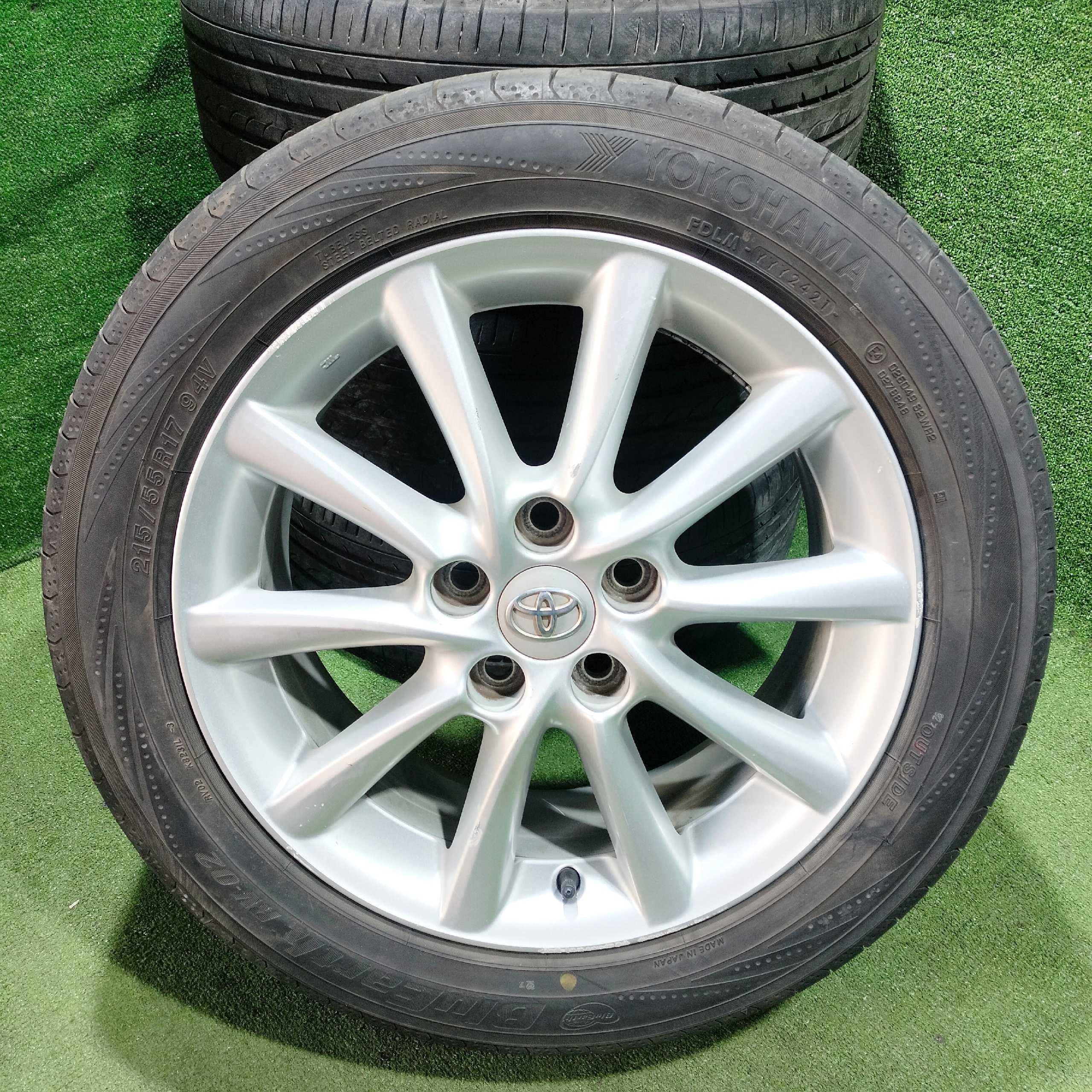 Продам Диск с шинами Yokohama RV02 на Estima 215/55 R17