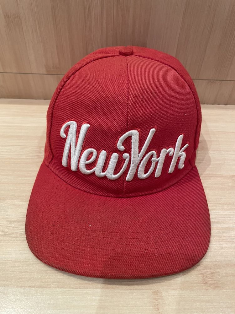 Шапка с права козирка New York