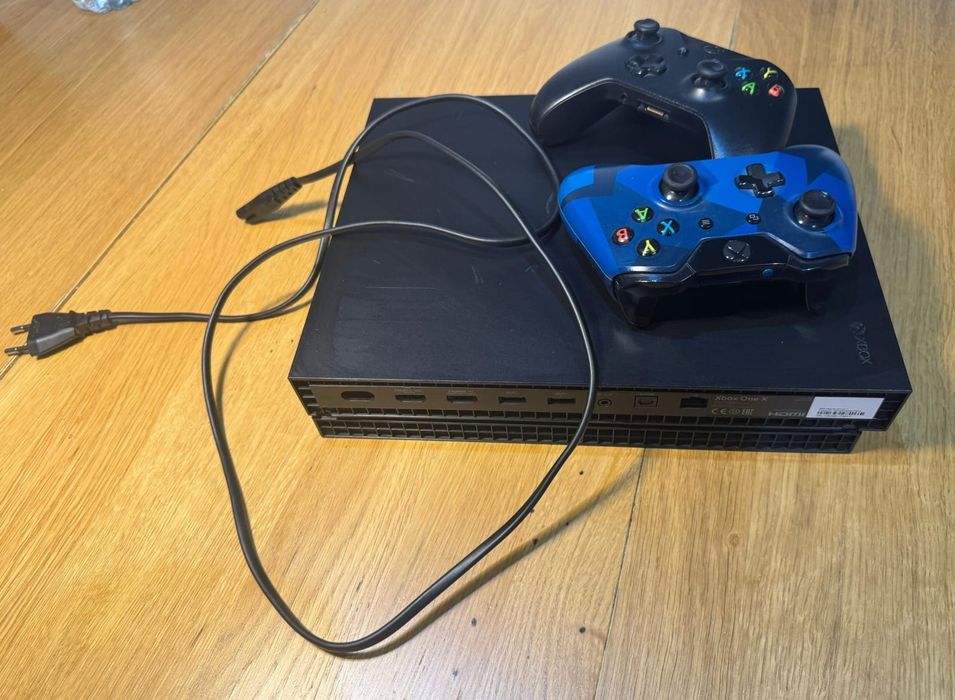 XBOX ONE X 1TB + 2 controllere