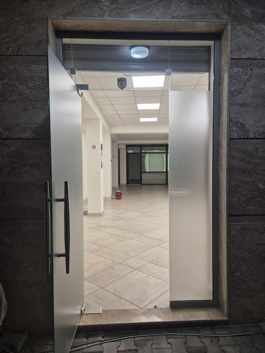 Отдава се под наем помещение в центъра на Петрич