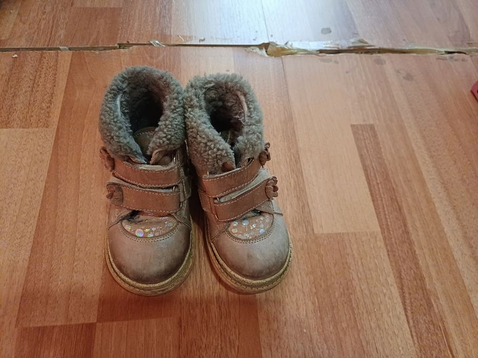Продаются детские ботинки