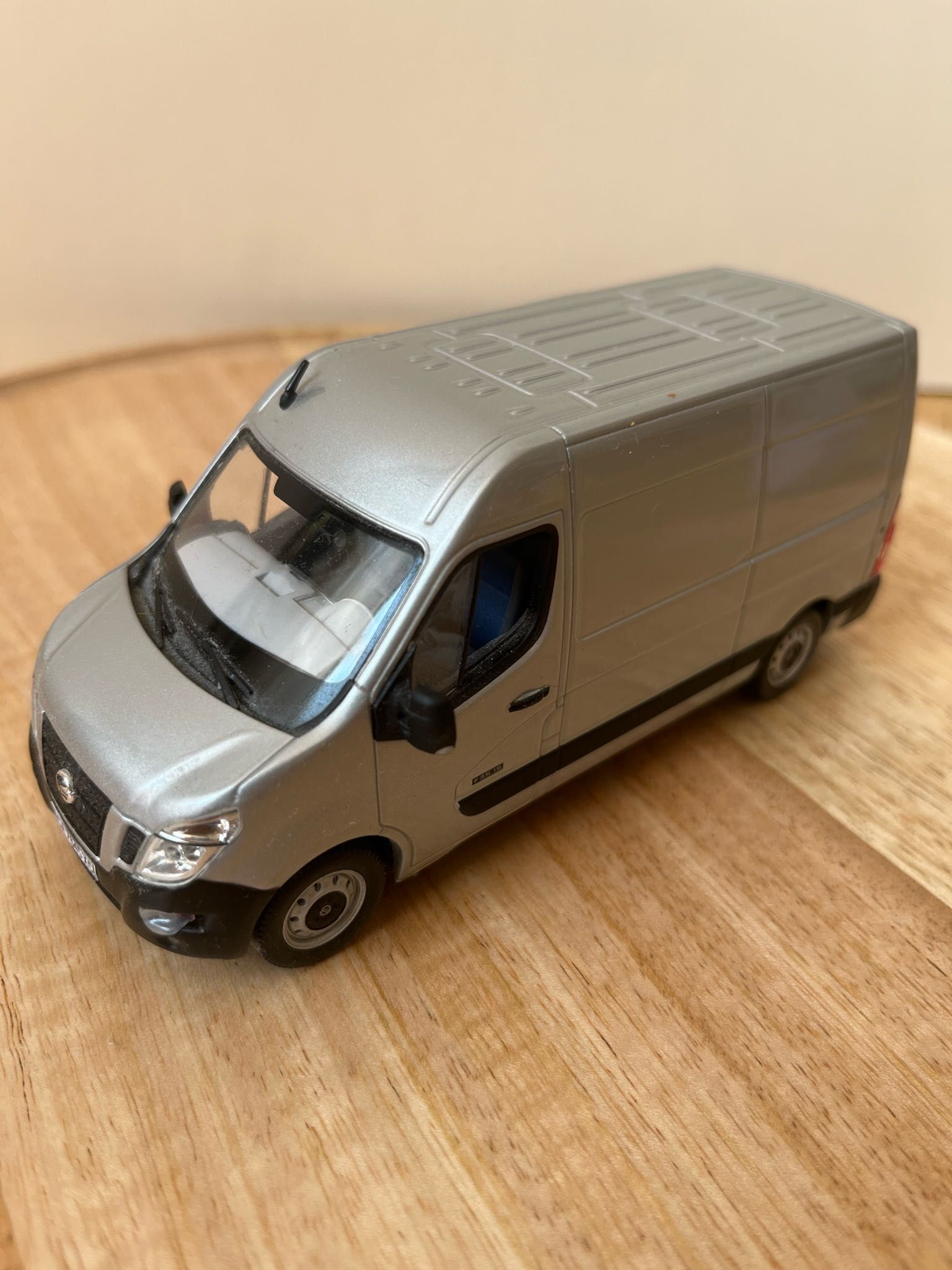 Nissan NV400 1/43 Norev