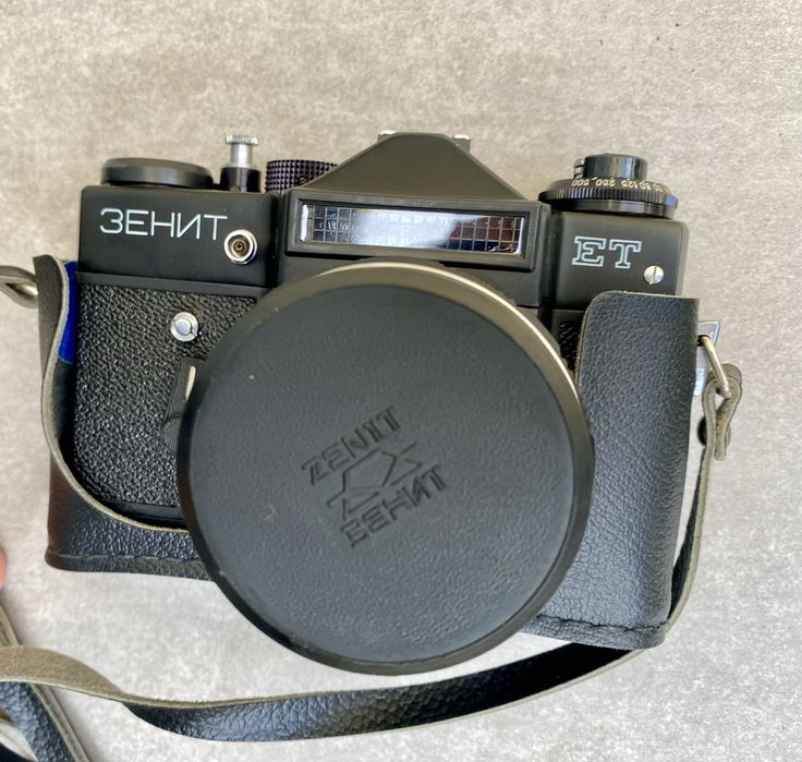 Продавам чисто нов фотоапарат Zenit ET + обектив Helios 44M