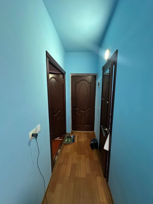 Срочно продам в Чирчике 1 комнатную на 2 этаже кирпичный дом