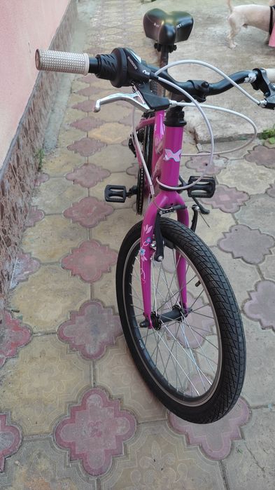 Bicicleta roz pentru fetițe 7-9 ani