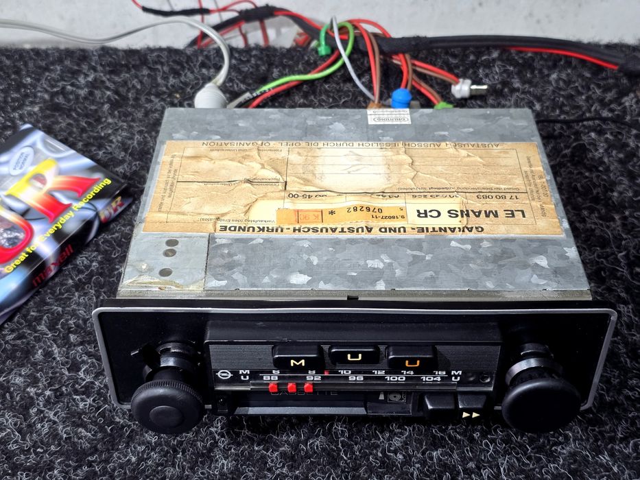 Radio casetofon retro GRUNDIG , automobile retro clasice,  istorice