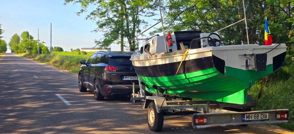 Barca cu peridoc si motor EvinRude 25cp