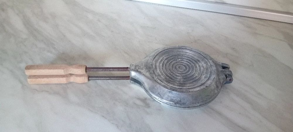 Ръчна преса за сладки и ел. чайник от времето на соца.