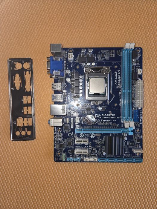 placa de baza PC - Gigabyte GA-B75M-D2V si procesor INTEL I3