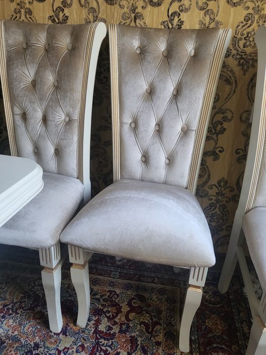 Мебель для гостиной,  стол и 12 стульев