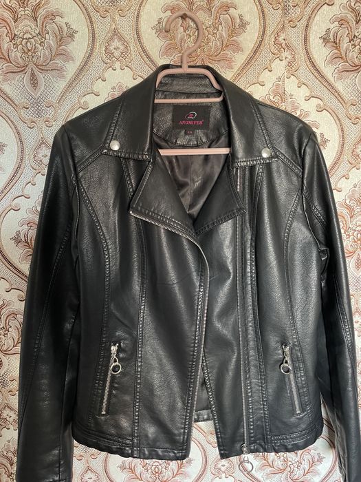 женская кожанка черная