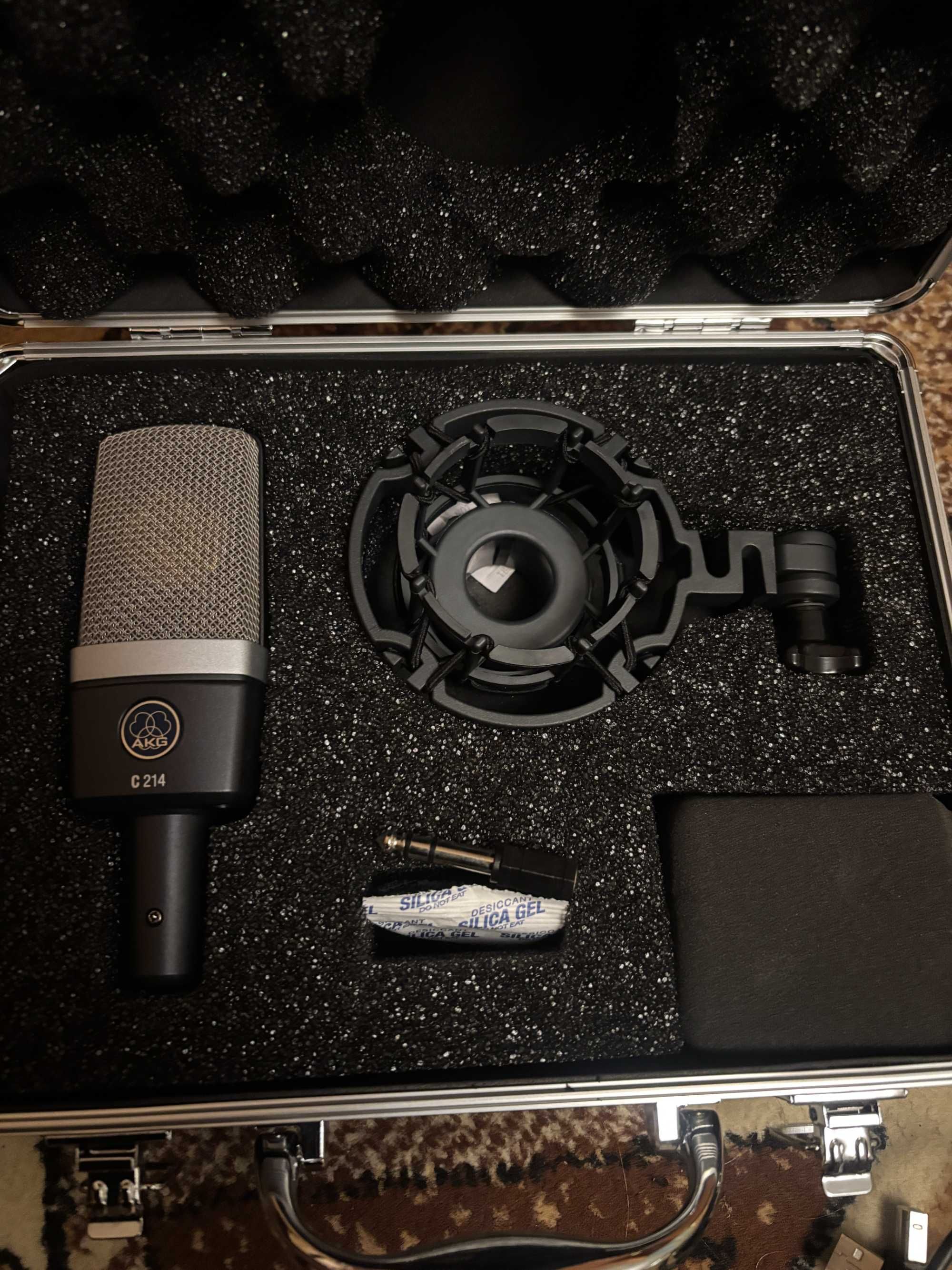 AKG C214 Студиен кондензаторен микрофон +  аудио интерфейс и стойка