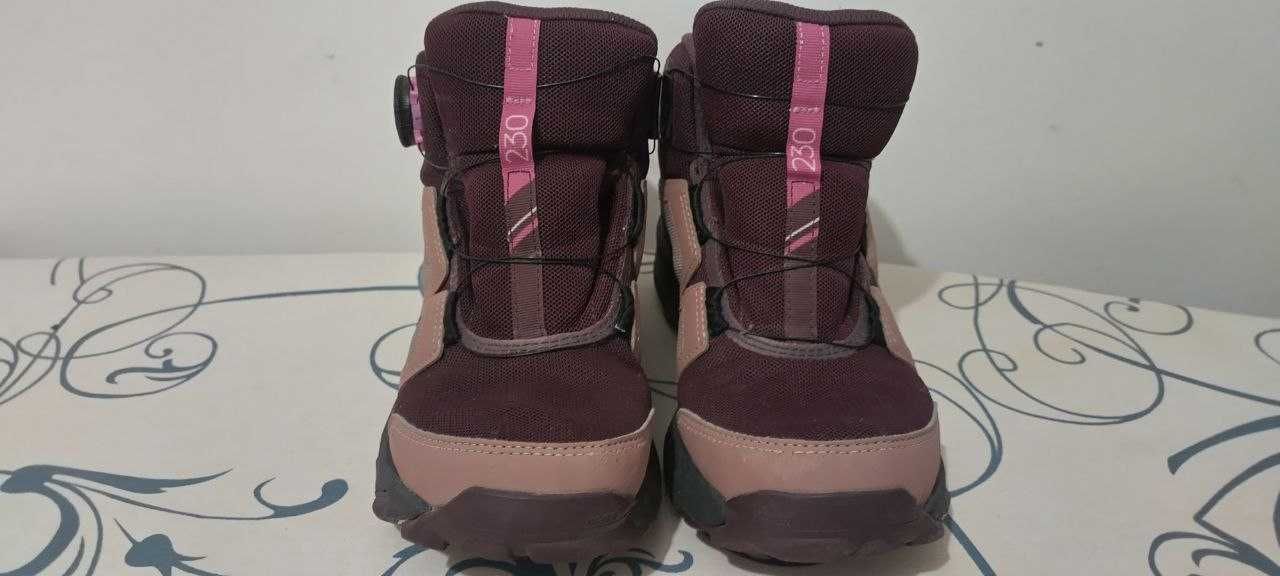 Продавам детски спортни обувки adidas Terrex Boa Mid Rain Ready