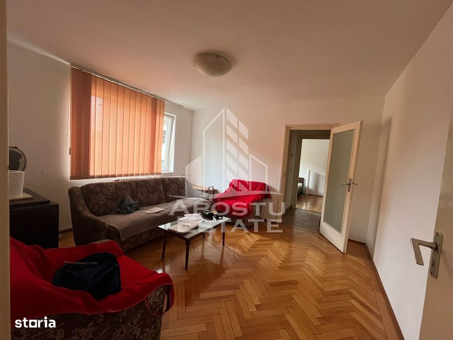 Apartament cu 3 camere, semidecomandat, etajul 2, zona Centrala