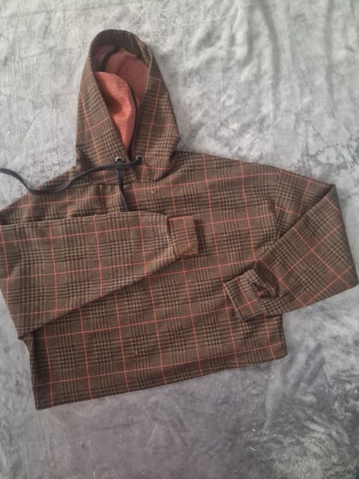 Hanorac scurt cu glugă