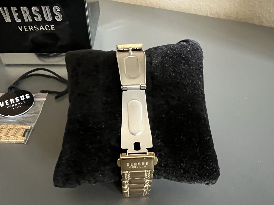 Часовник VERSUS VERSACE в “златно”