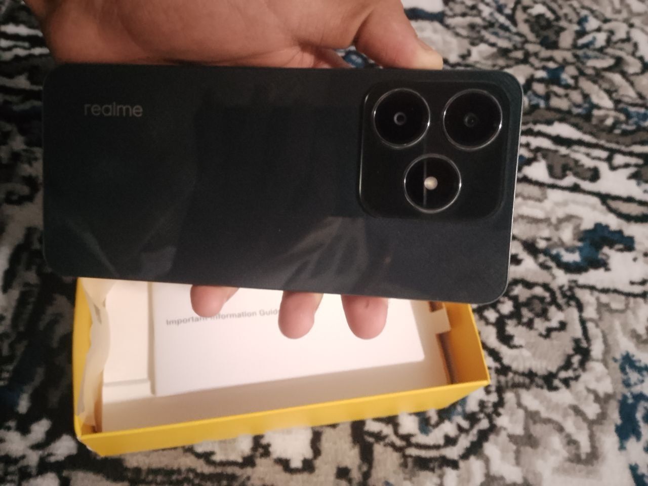Realme C61 srochno sotiladi 800min