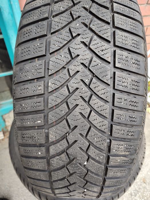 Продавам 2 зимни гуми 225/55/17 Semperit