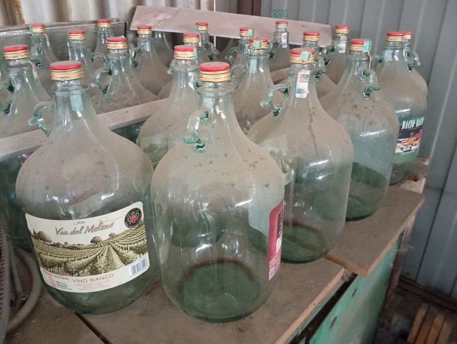 Бутыли 5 литров.