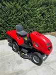 Tractoras tuns gazon iarba