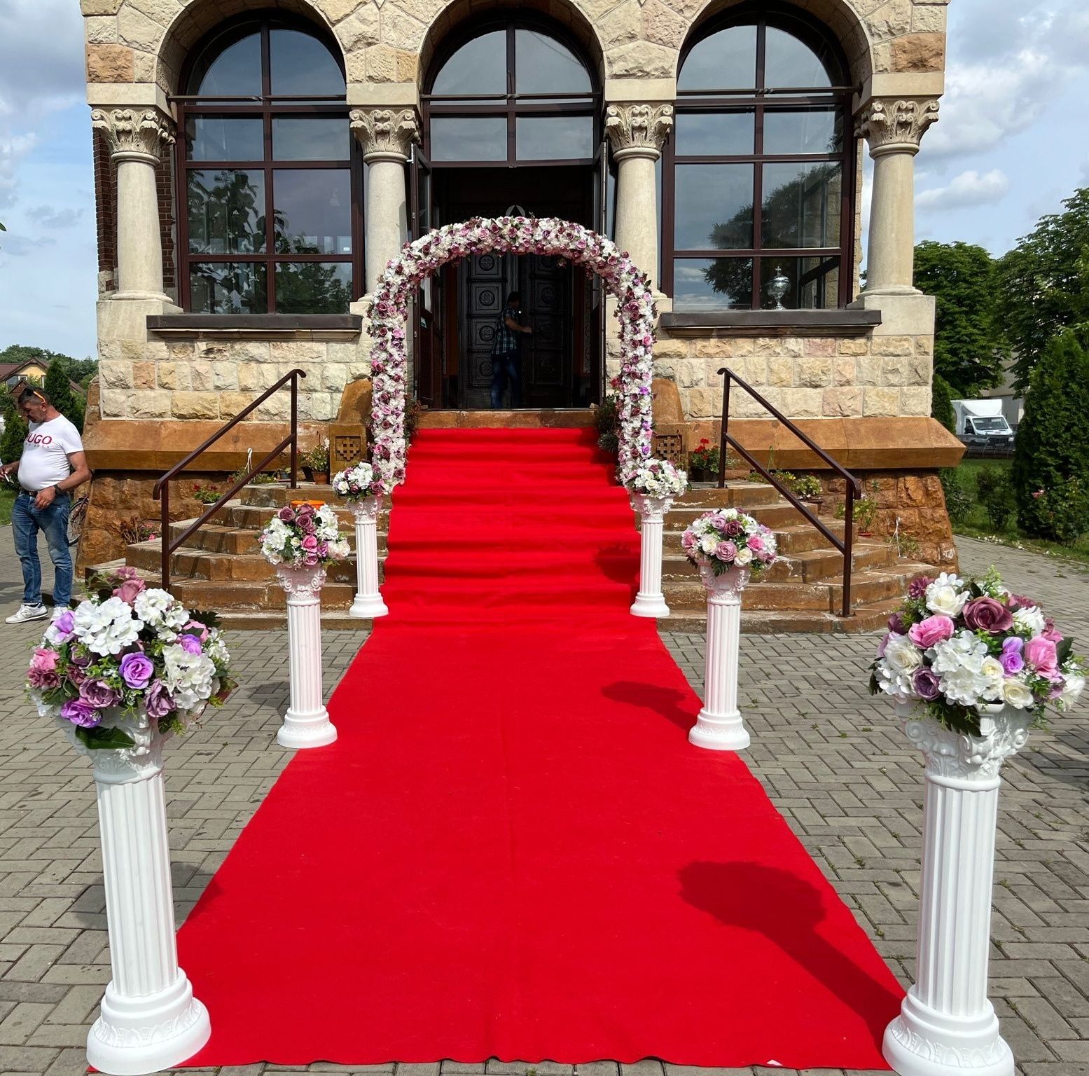 Porumbei albi și decor la biserica