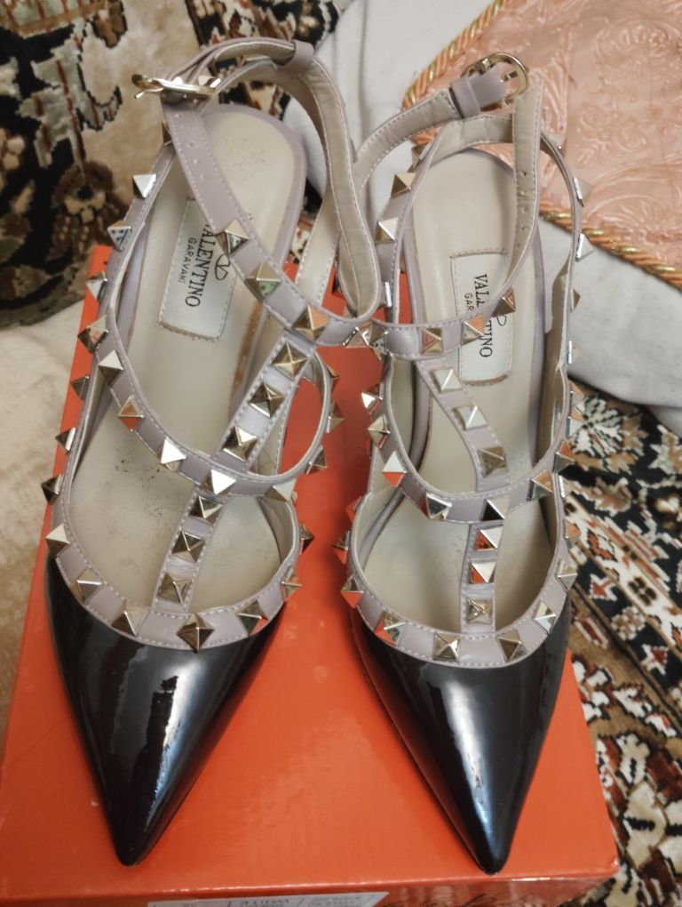 Продается босоножки  оригинал valentino