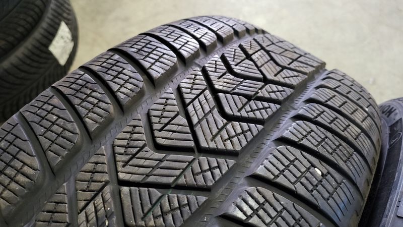 255/40/22.PIRELLI 4бр