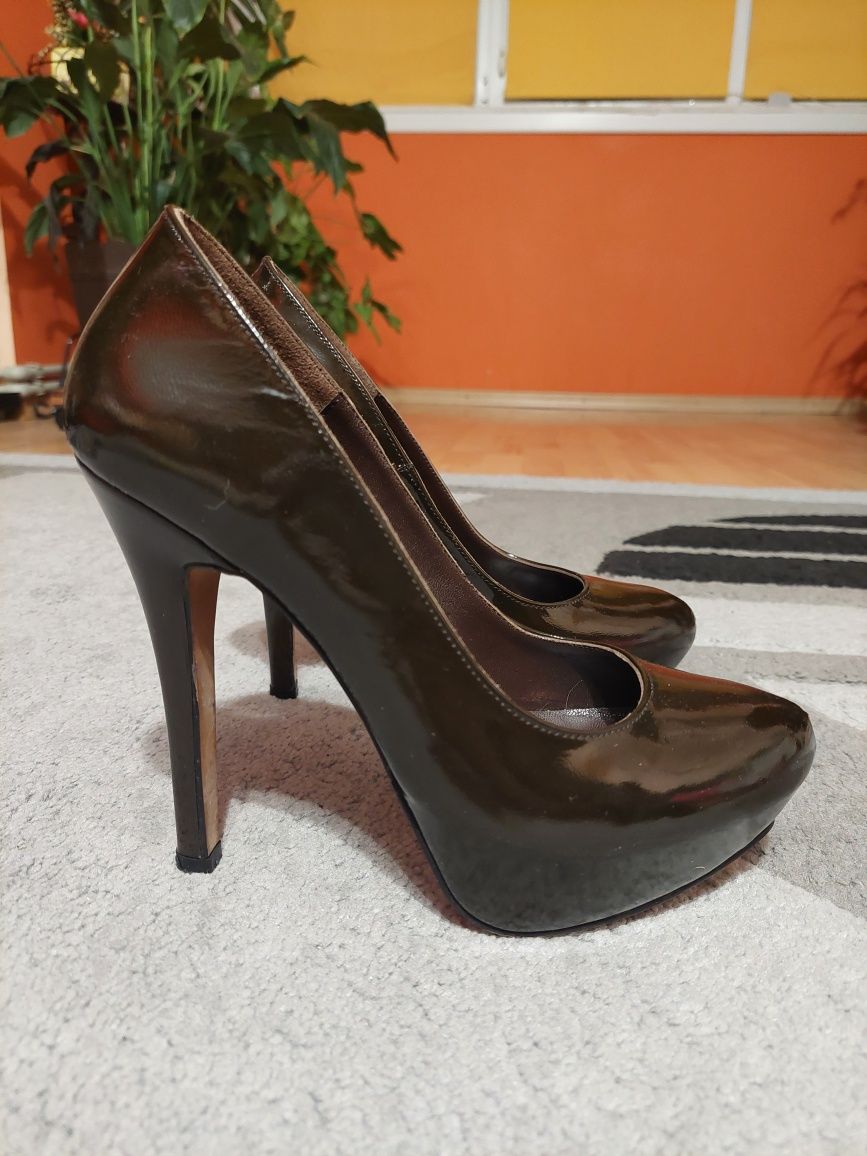 Pantofi din piele lacuita nr 38