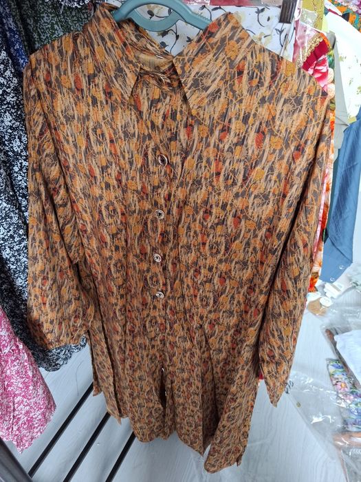 Ayollar kiyimlari sotiladi!