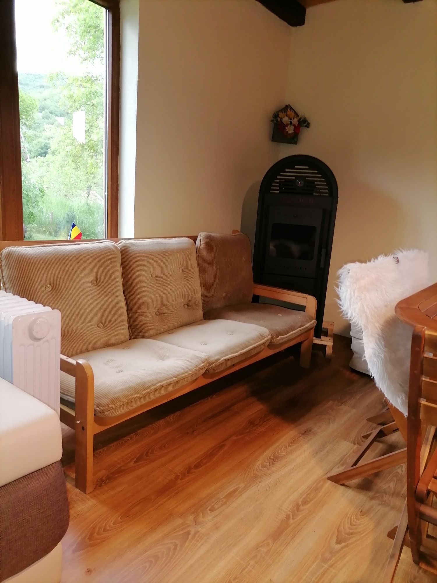 Sofa din lemn, de trei locuri cu 3 saltelute detasabile