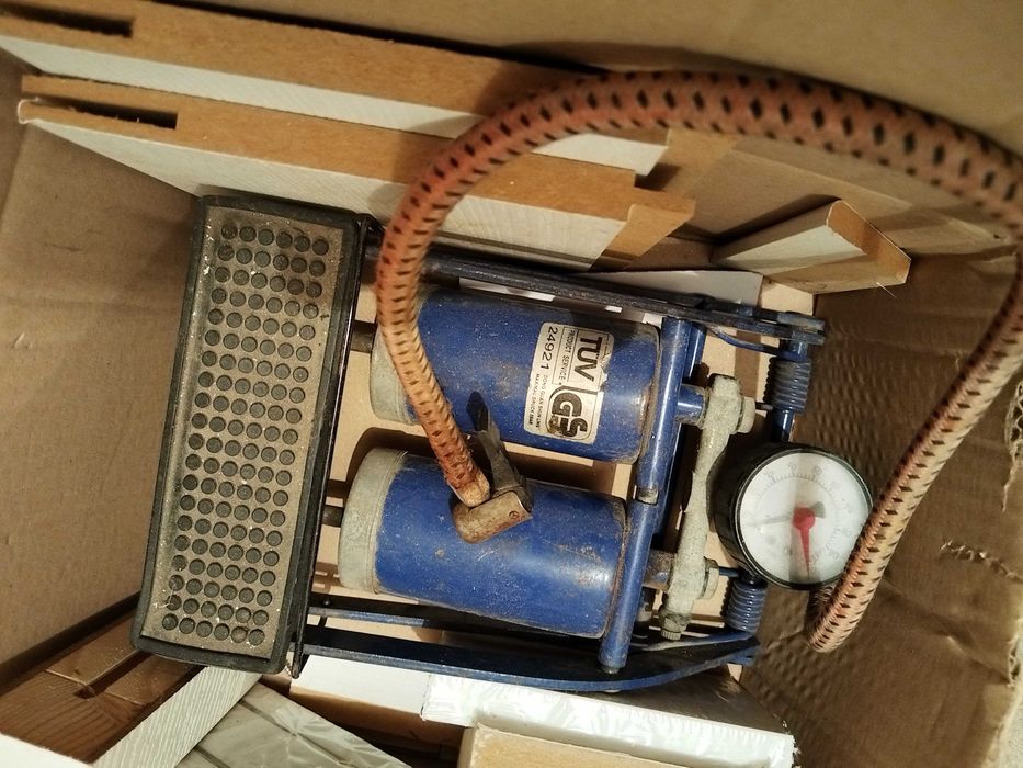 Крачна помпа за велосипед / автомобил