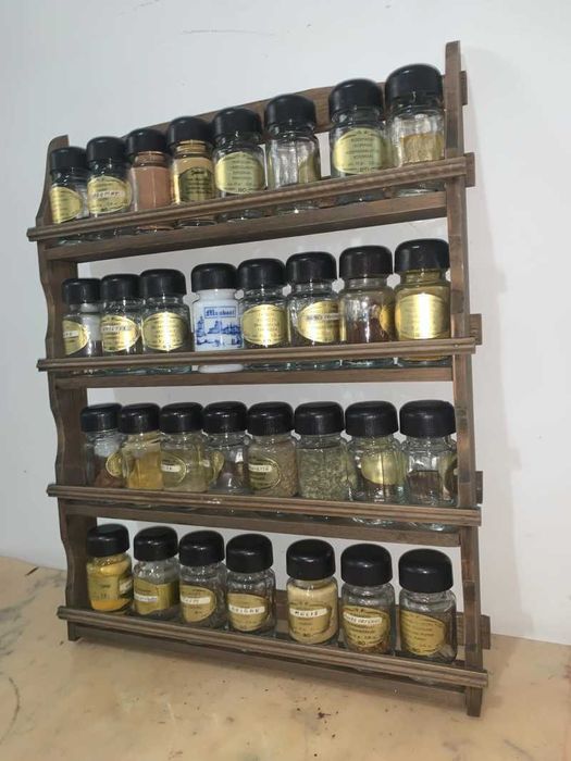 Raft din lemn cu 31 de sticlute de condimente
