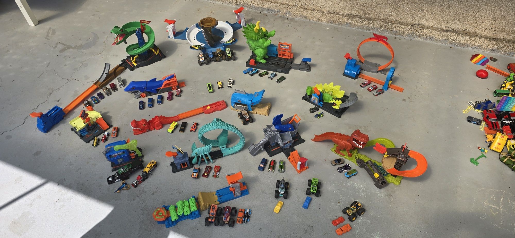 Колекция Hot Wheels – писти, чудовища и над 50 колички