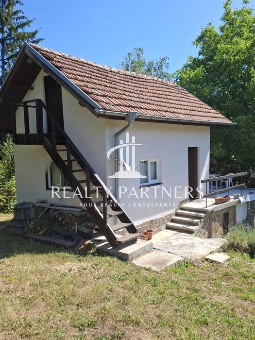 Малка Двуетажна Къща (Тип Бунгало) в с. Ярославци, Област Перник