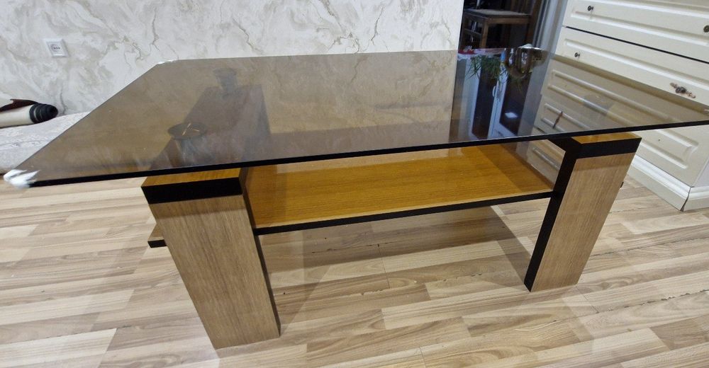 Журнальный стол в хорошем состоянии.