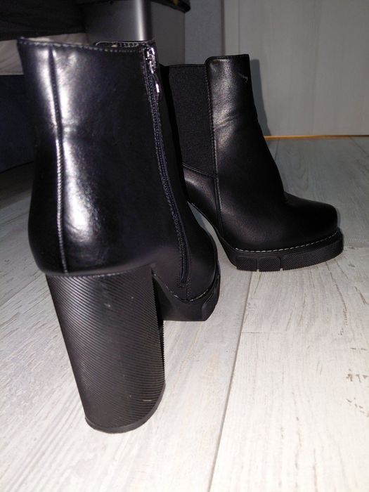 Черни боти на ток